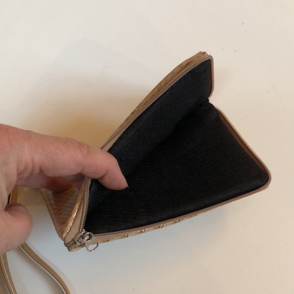 ⭐️Host Pick⭐️ - Small wrist wallet - Picture 5 of 16